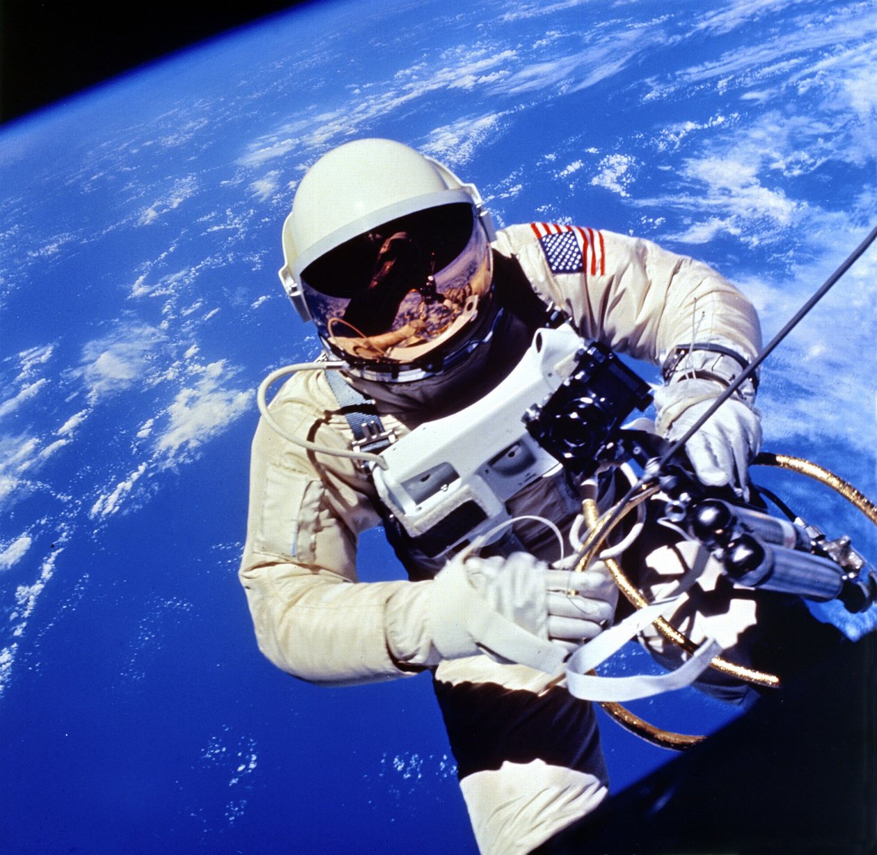 ジェミニタイタン4の3回目の軌道飛行中に外部タスクを実行する米国の宇宙飛行士エドワードHホワイトII。 NASAの写真。 作： 全米航空宇宙局全米航空宇宙局