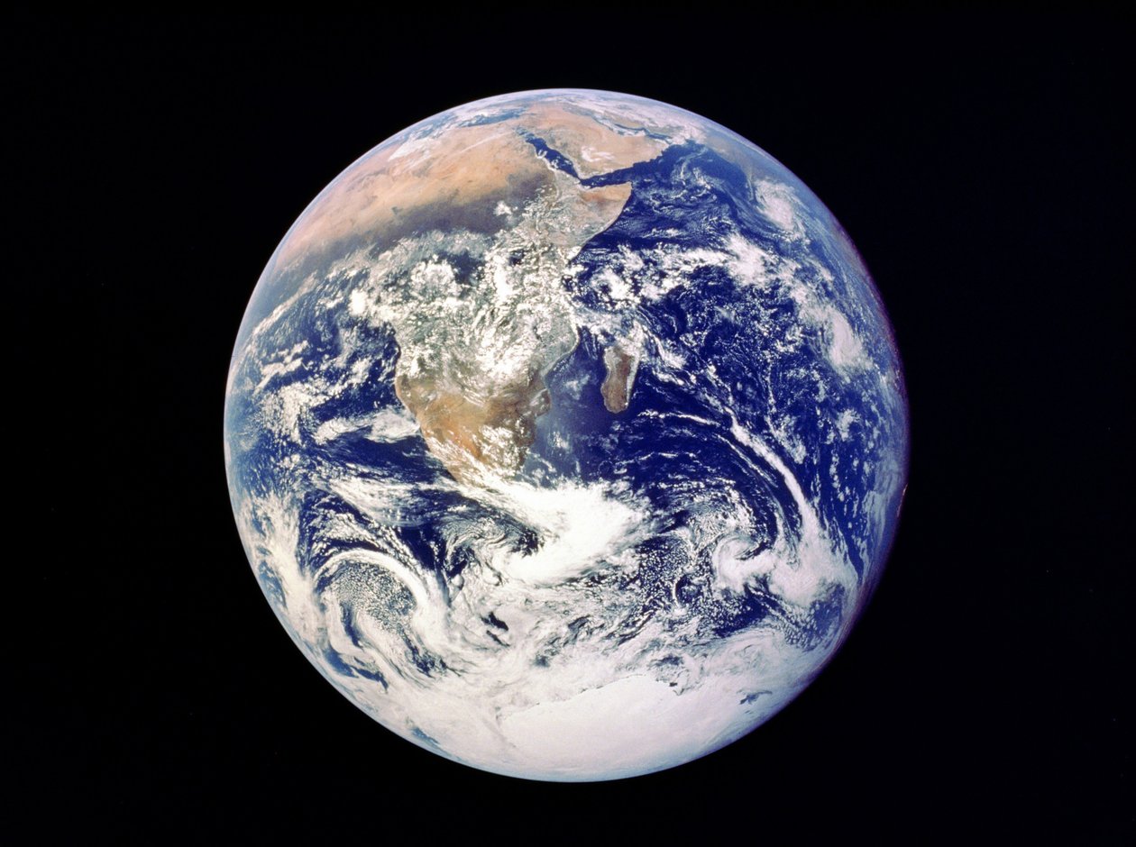 宇宙から見た地球全体-1972年12月17日のアポロからの眺め。南極の氷冠の最初の写真。アフリカの大部分は、アラビア半島とマダガスカル（マダガスカル）にも見えます。 NASAの写真。 作： 全米航空宇宙局全米航空宇宙局