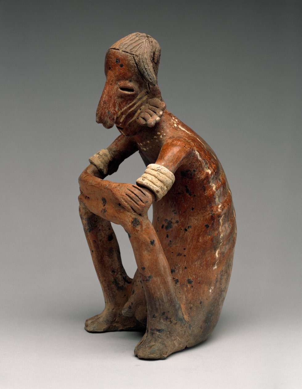 Emaciated Seated Man、Proto-Classic、100 BC-AD 300（陶器に多色のスリップペインティング） 作： ナヤリット