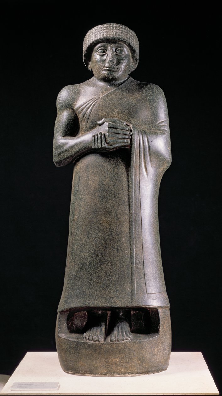 握りしめられた手、おそらくラガシュの王子、グデア、テロー（古代ギルス）の像紀元前2130年頃（閃緑岩） 作： ネオシュメール人ネオシュメール人