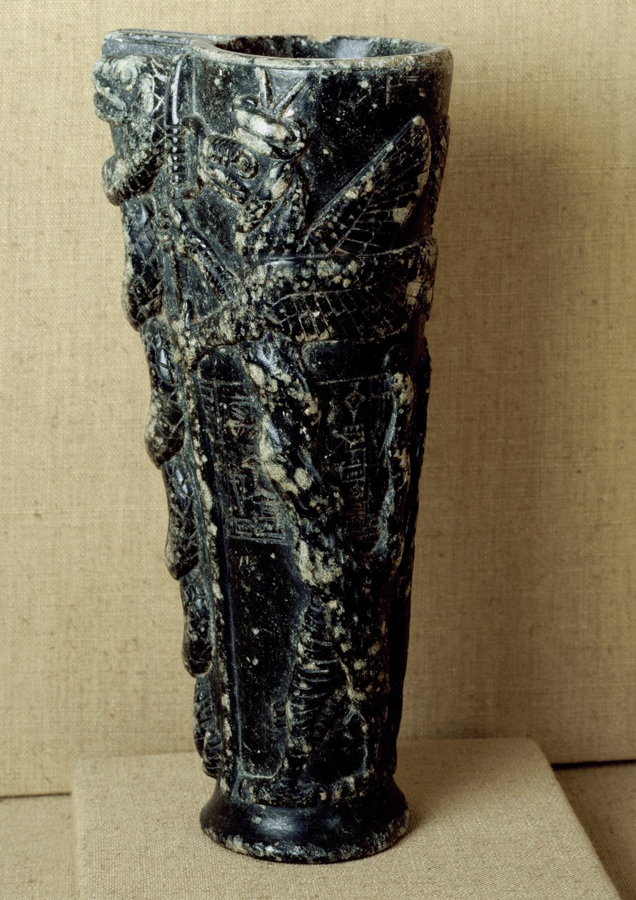 シュメール文明：グデア王子（紀元前2141～2122年）のステアタイト製のリベレーションベース。龍や蛇の装飾が施されています。寸法23 cm パリ、ルーヴル美術館（Musee du Louvre 作： ネオシュメール人ネオシュメール人