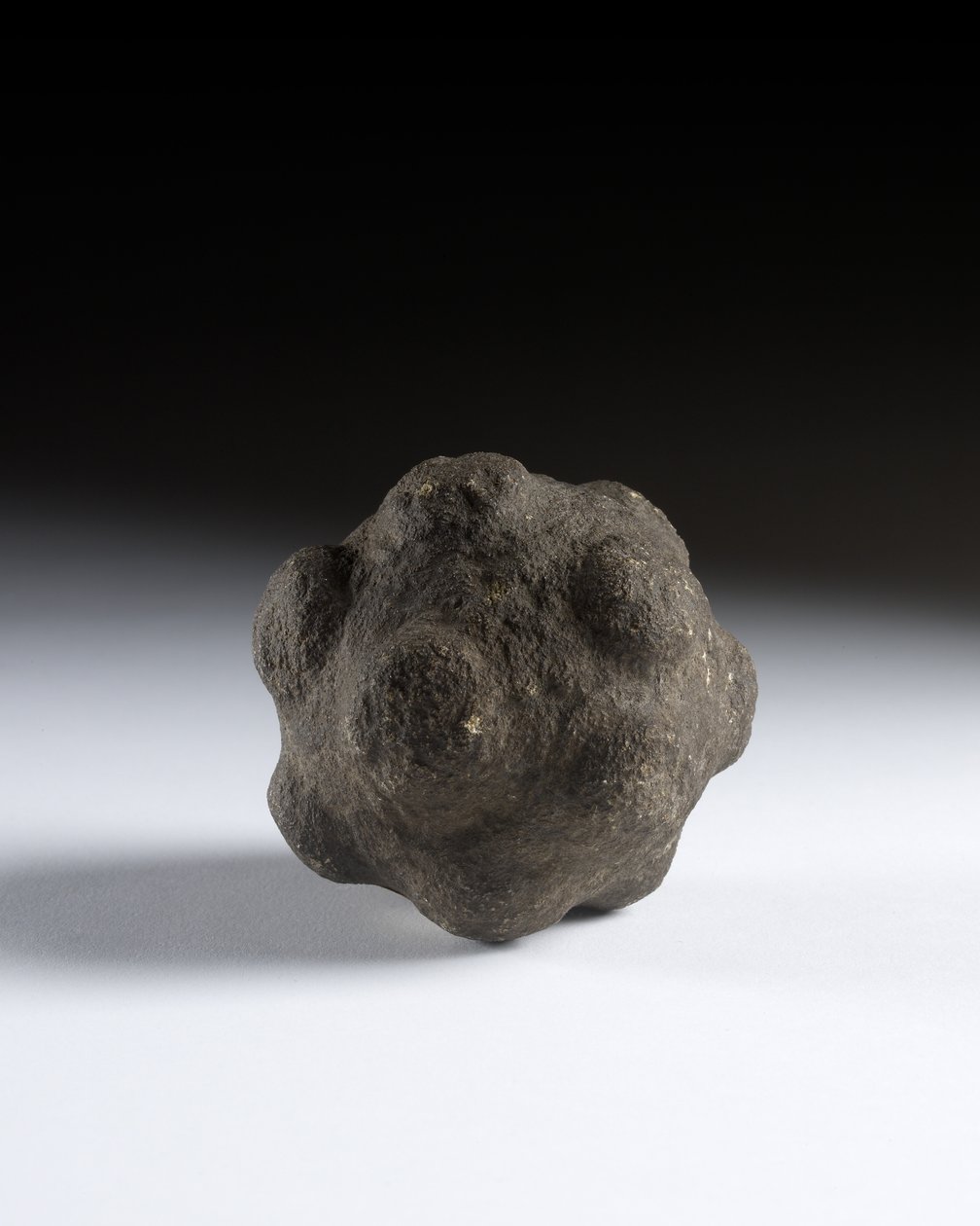 刻まれたボール、後期新石器時代、スコットランド、紀元前3750〜2000年 作： 新石器時代