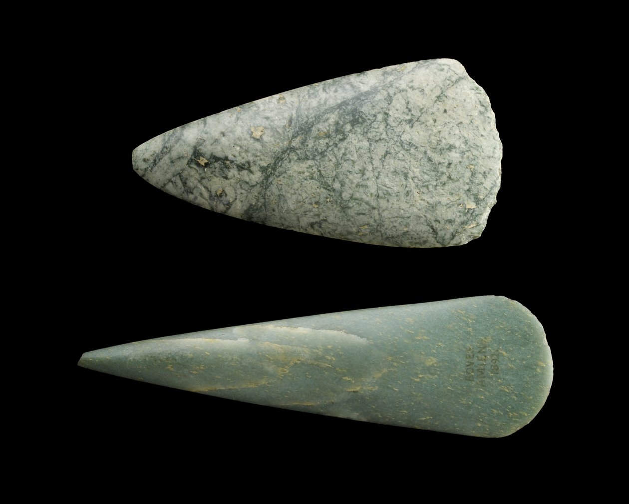 ジェダイト軸、新石器時代（中央ヨーロッパ）、紀元前5500〜1800年頃（ジェダイト） 作： 新石器時代