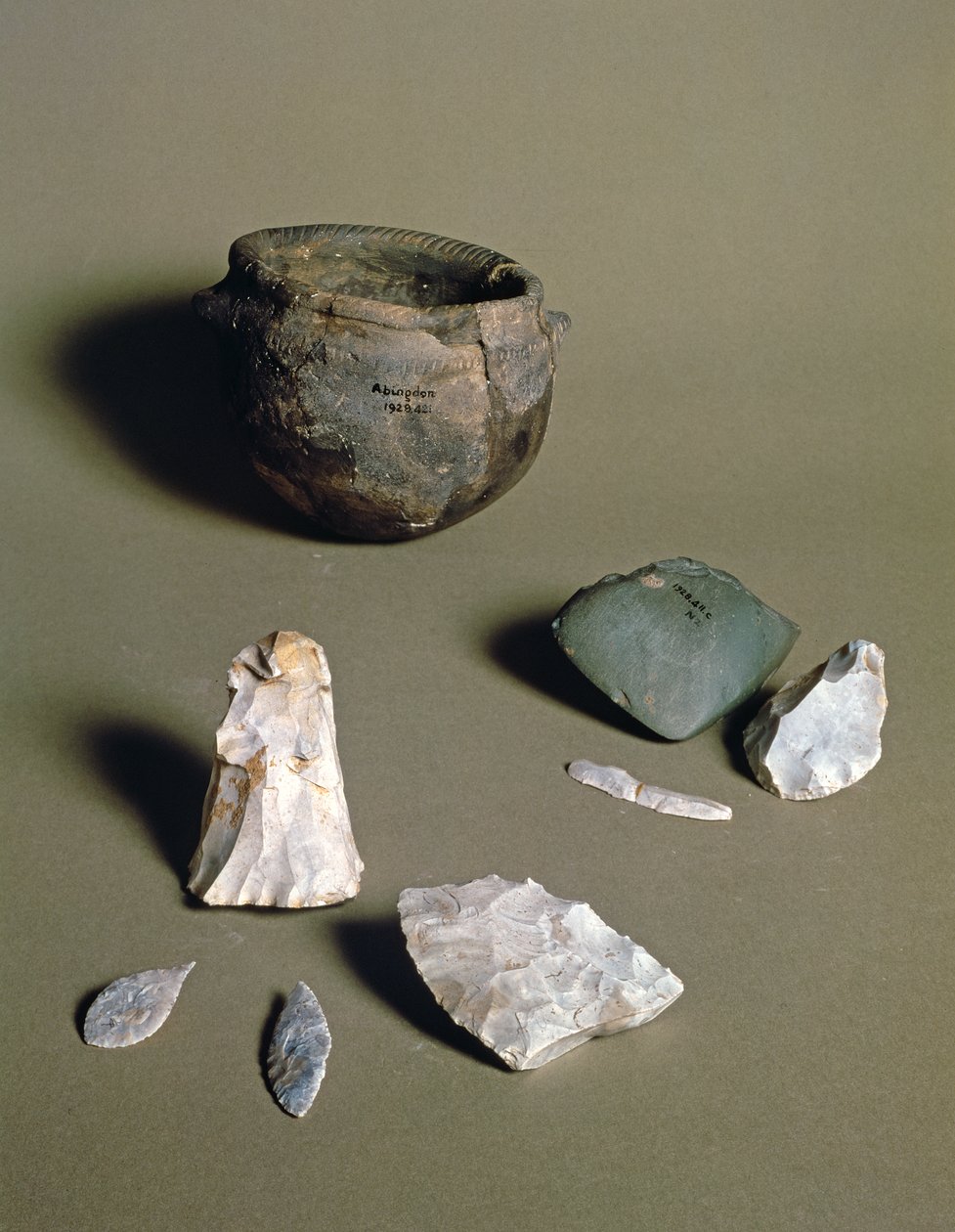 陶器、斧、矢じり、バークシャー州アビングドンの新石器時代のキャンプで、紀元前6000年から4000年（陶器と石） 作： 新石器時代