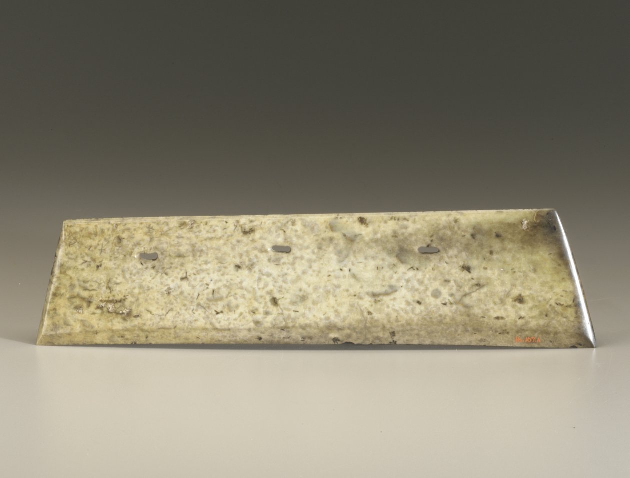 二股ノミ（張）、Qijia文化、紀元前2500-2000年（翡翠） 作： 新石器時代の中国の学校