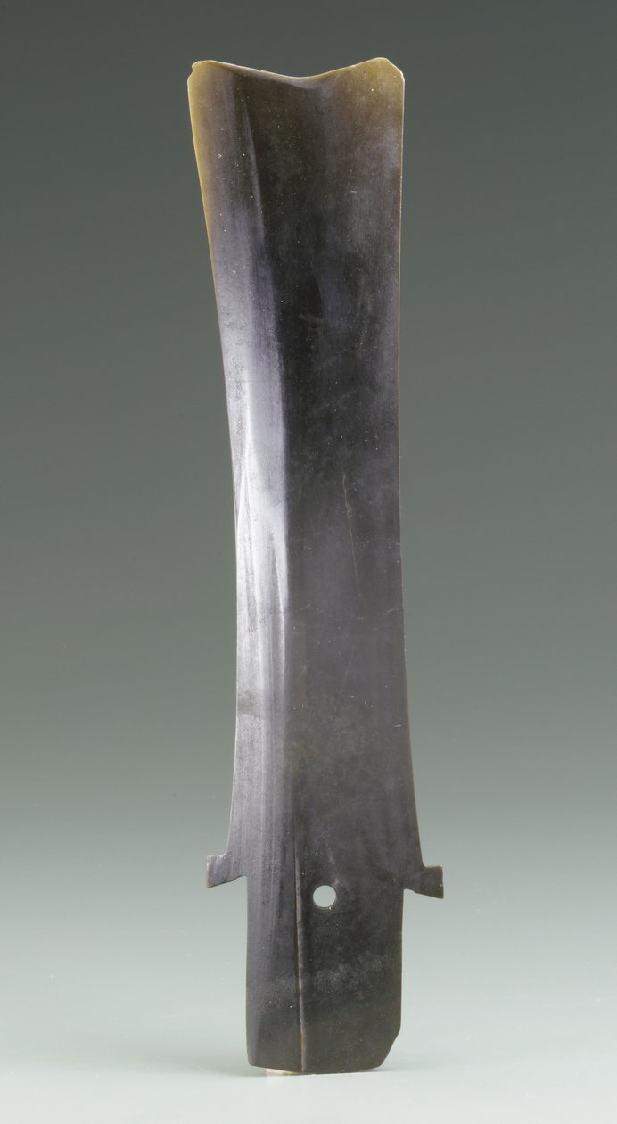収穫用ナイフ（hu）、Qijia Culture、c.2500-2000 BC（ヒスイ） 作： 新石器時代の中国の学校