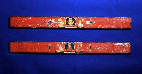 座っている菩薩（Prajnaparamita）（上）とマンドルラで囲まれた仏（下）、c.1100（多色木とヤシの葉のインク）を描いた経典カバー（詳細は114239を参照） 作： ネパール語学校