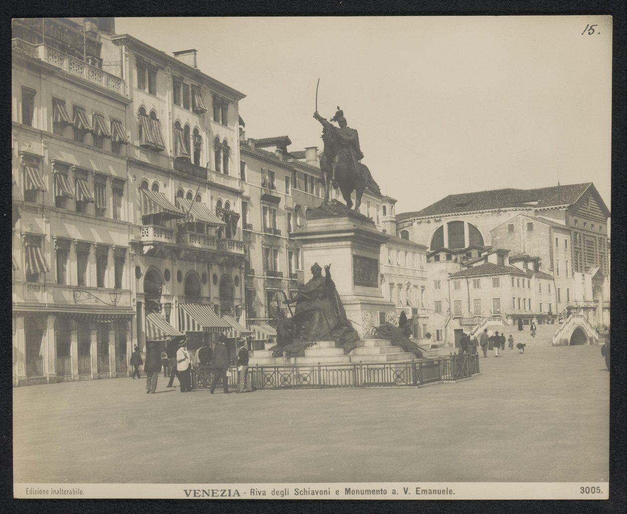 Riva degli Schiavoni te Venetië, met een ruiter standbeeld van Victor Emmanuel II van Italië ヴェネツィア - リーヴァ デッリ スキアヴォーニとモニュメント。 V. エマヌエーレ (オブジェクトのタイトル) 作： 新しい写真協会