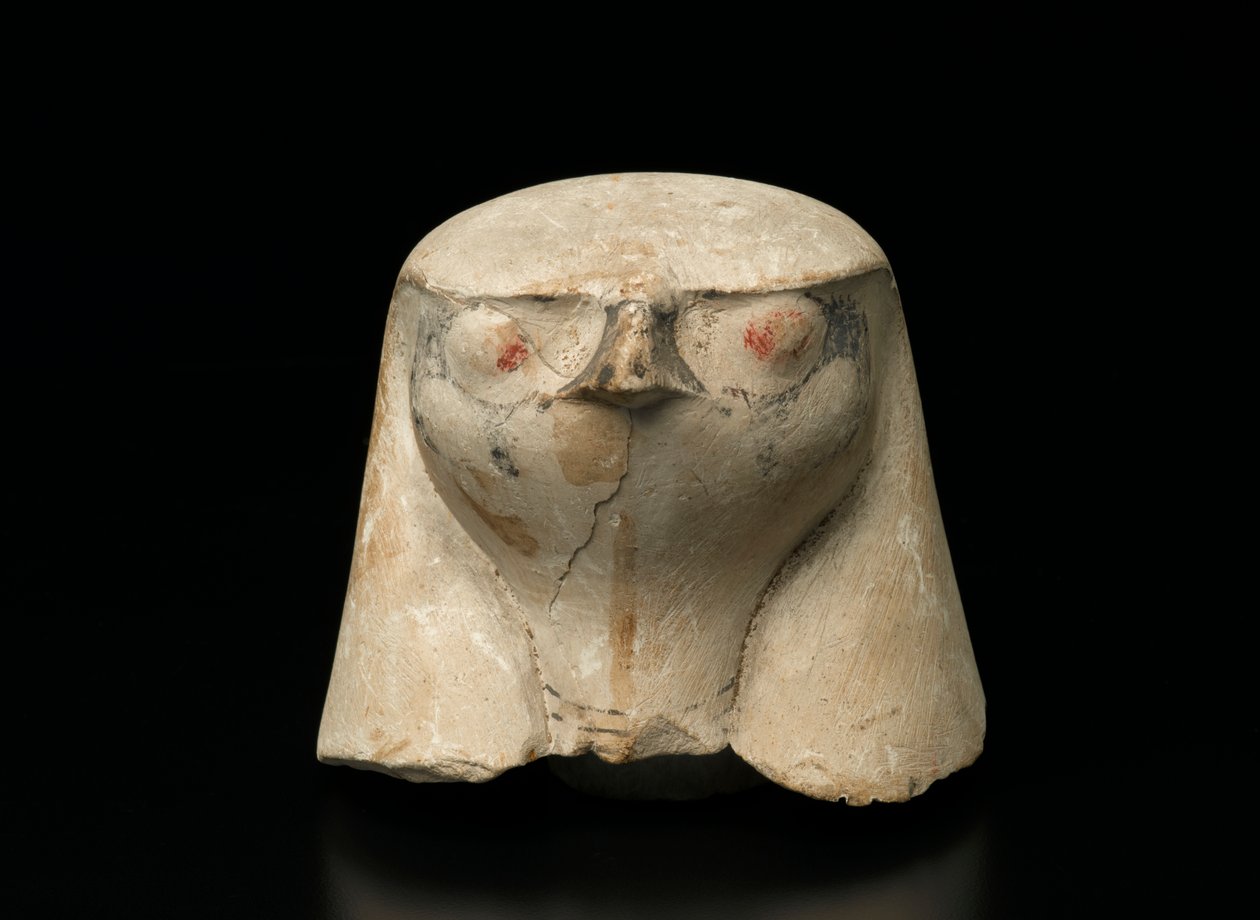 天蓋の壺、19世紀から20世紀の王冠（石灰岩）の鷹の頭 作： 新王国エジプト人