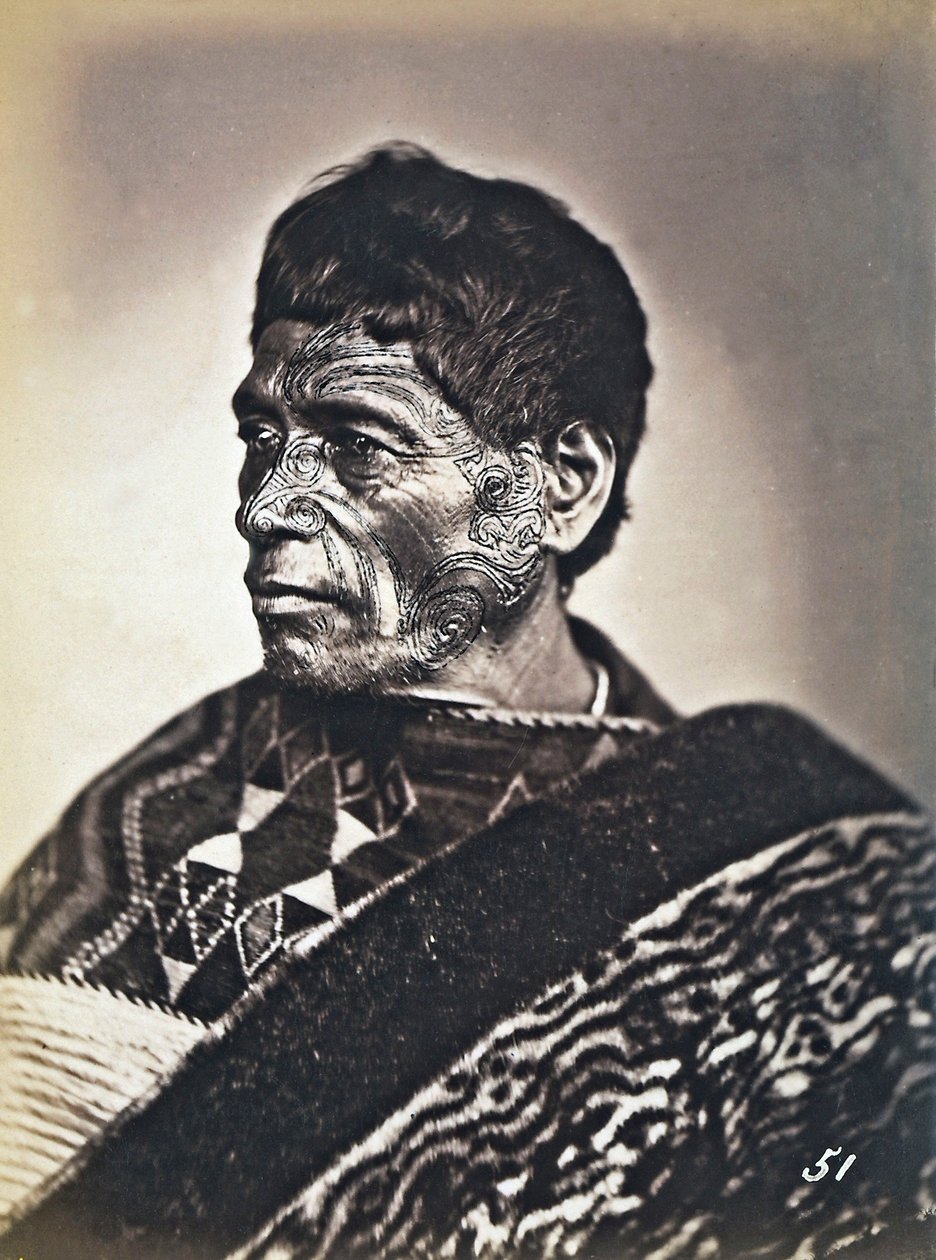 タトゥーの顔をしたマオリの肖像、1886-88年頃 作： ニュージーランドの写真家