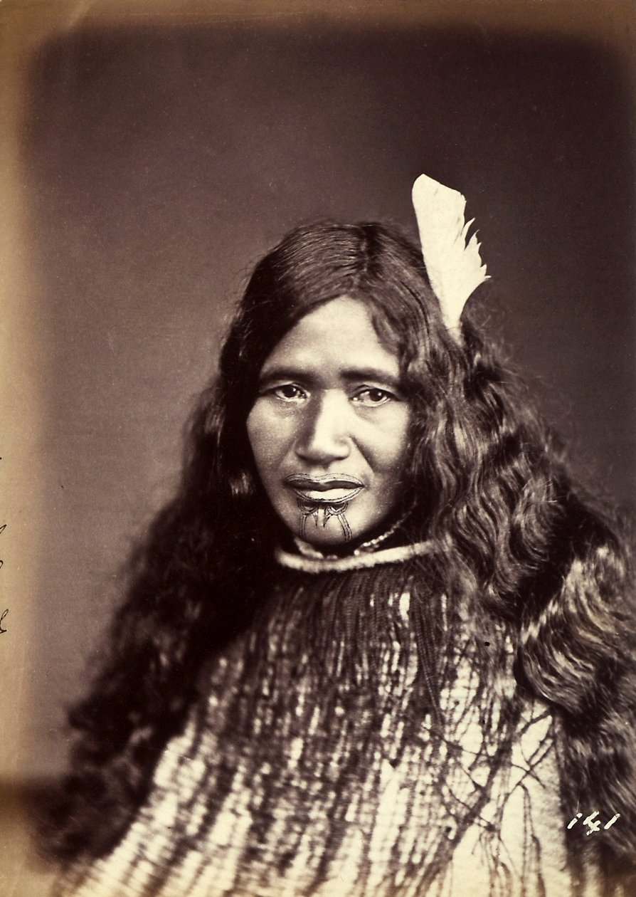 タトゥーの顔をしたマオリの肖像、1886-88年頃 作： ニュージーランドの写真家