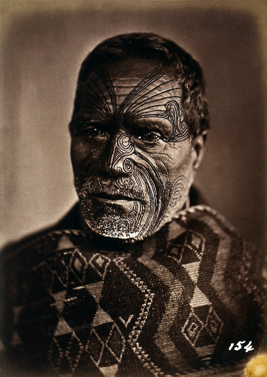 タトゥーの顔をしたマオリの肖像、1886-88年頃 作： ニュージーランドの写真家