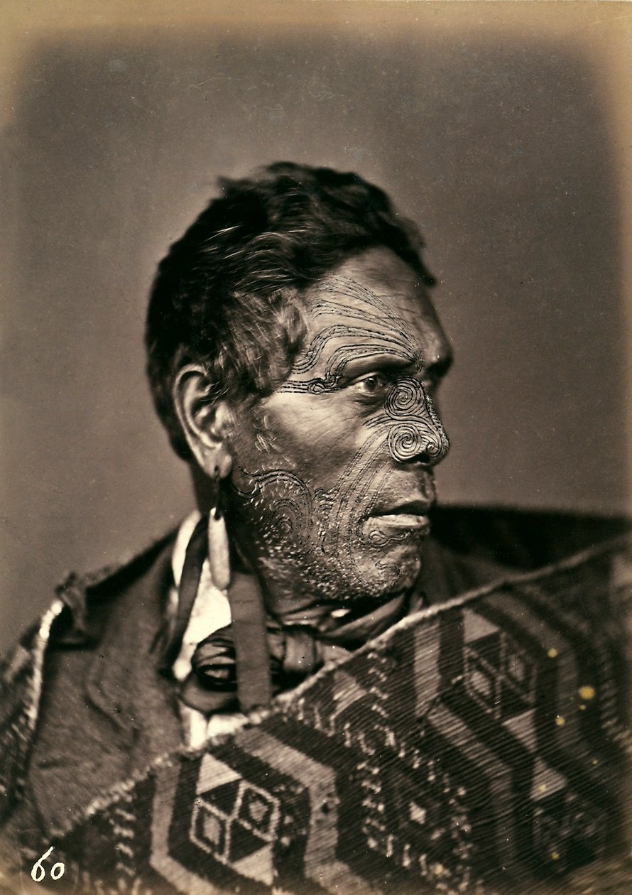 タトゥーの顔をしたマオリの肖像、1886-88年頃 作： ニュージーランドの写真家