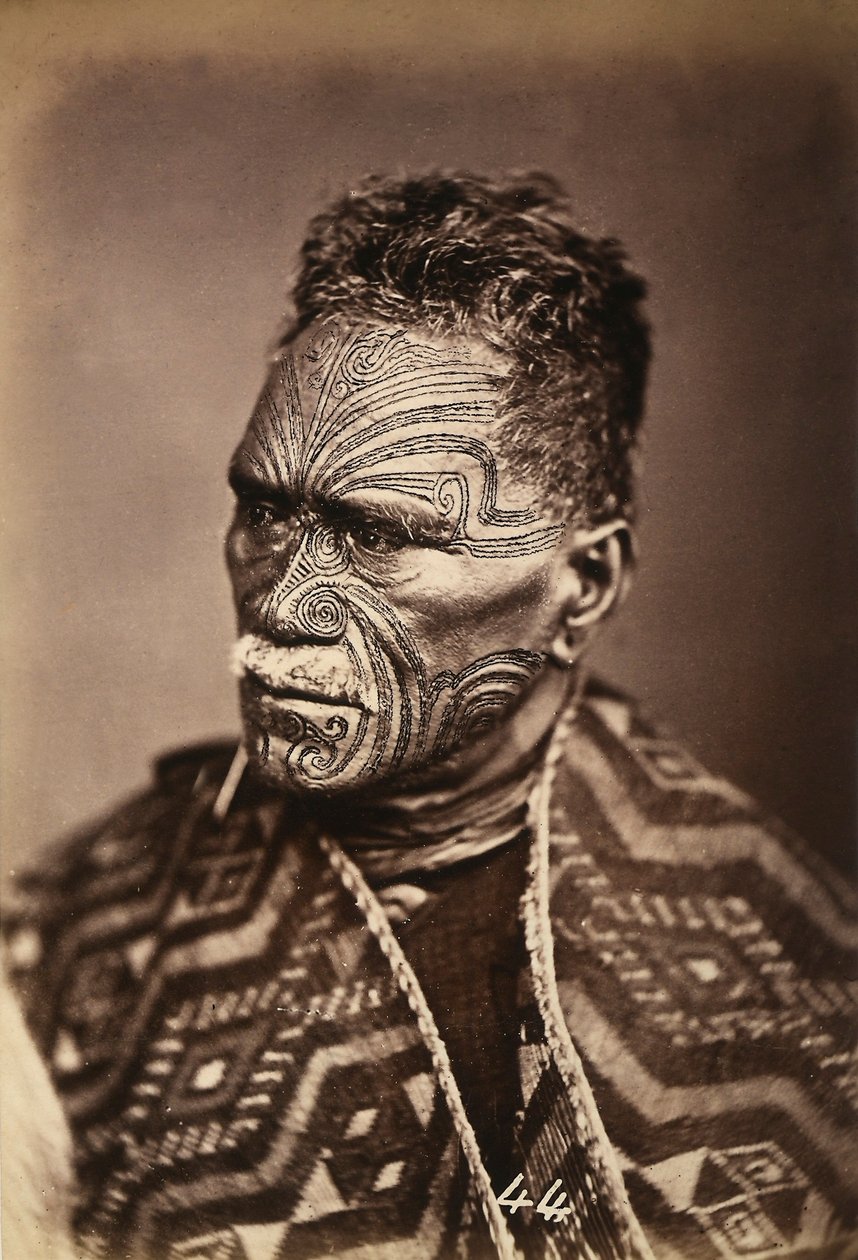 タトゥーの顔をしたマオリの肖像、1886-88年頃 作： ニュージーランドの写真家