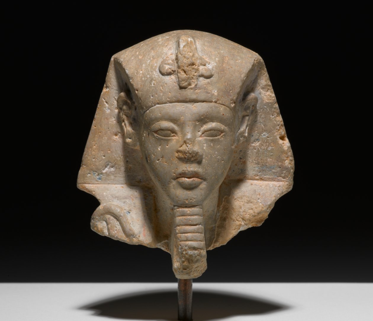 アヘンステンのシャブティの頭、紀元前1352-1336年（ライムストーン） 作： 新王国エジプト人