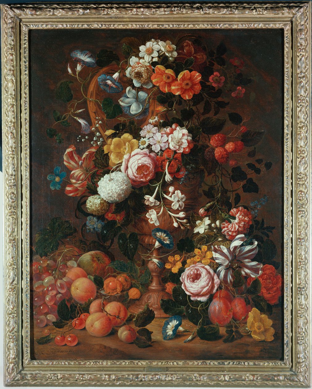 バラ、ダリア、ヒルガオ、チューリップ、その他の花、彫刻が施された骨壷、ブドウ、プラム、桃が近くにあります 作： ニコラエス・ファン・ヴェレンダール