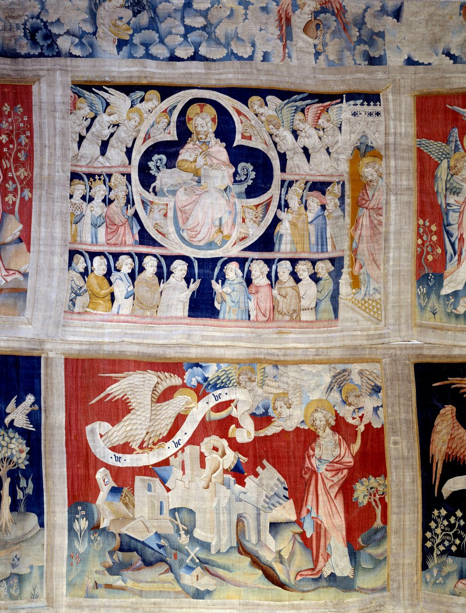 黙示録のカーテン（1373-1383）、n.13：神と子羊（キリストの象徴）。その下の第20段では、3人の天使が権力者たちを解放しています。ニコラ・バタイユ（1330-1405）のタペストリー 作： ニコラス・バタイユ