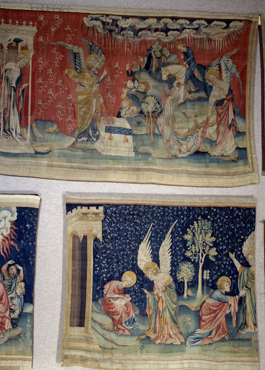 ヨハネの黙示録』（1373-1383年）の掛け軸、n.61：第5の天使はベテの盆地に瓶を注ぎ、第6の天使はユーフラテス川に空を注いだ。その下のn.70では、奉仕の仲間が聖ヨハネに口述し、自分ではなく神を崇拝するように助言しています。ニのタペストリー 作： ニコラス・バタイユ