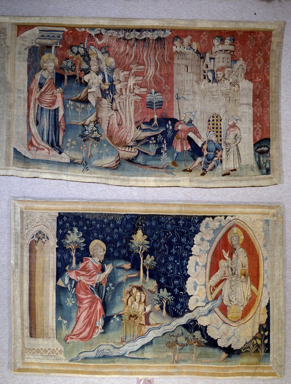 黙示録の吊り下げ（1373-1383）、n.72。サタンは市を包囲する。N. 74:キリストの前の聖ヨハネ。ニコラ・バタイユ（1330-1405）のタペストリー 作： ニコラス・バタイユ