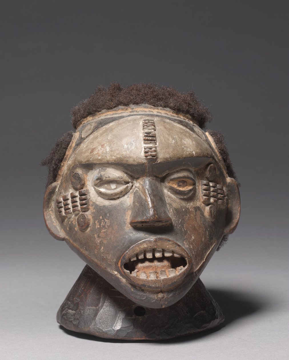 頭飾り、1900年代初頭 作： ナイジェリアの学校