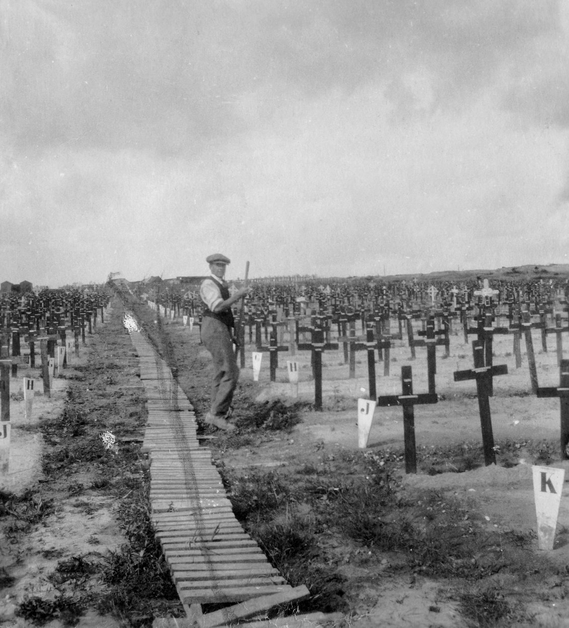 ホーゲクレーター墓地、ベルギー、イープル近郊、第一次世界大戦、c1917-c1918 作： ナイチンゲールと共同