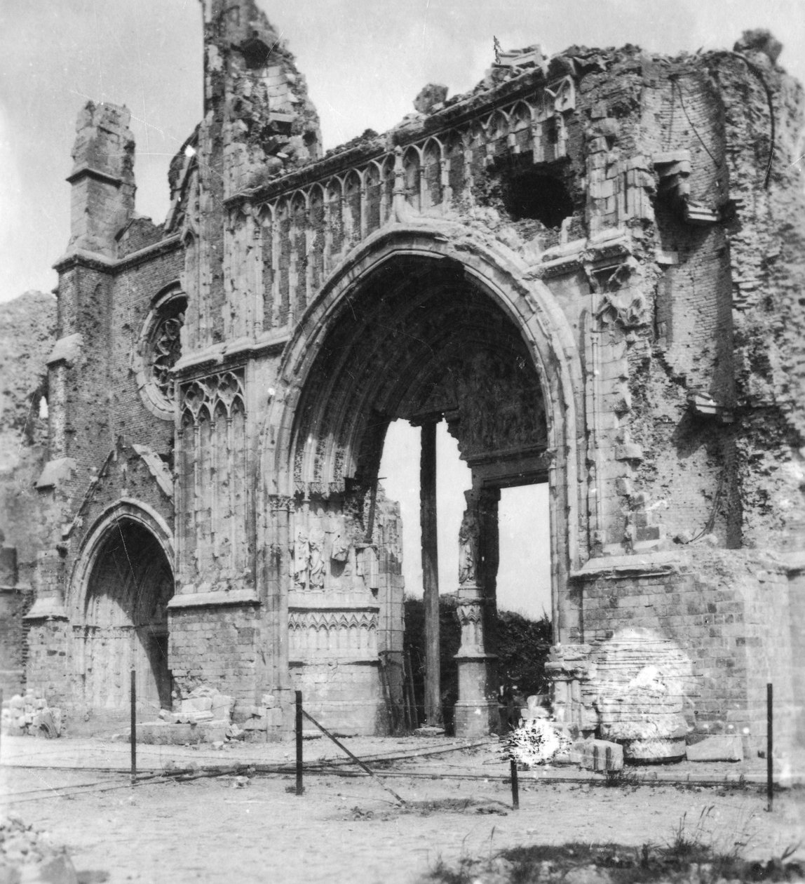 大聖堂の遺跡、イープル、ベルギー、第一次世界大戦、c1914-c1918 作： ナイチンゲールと共同