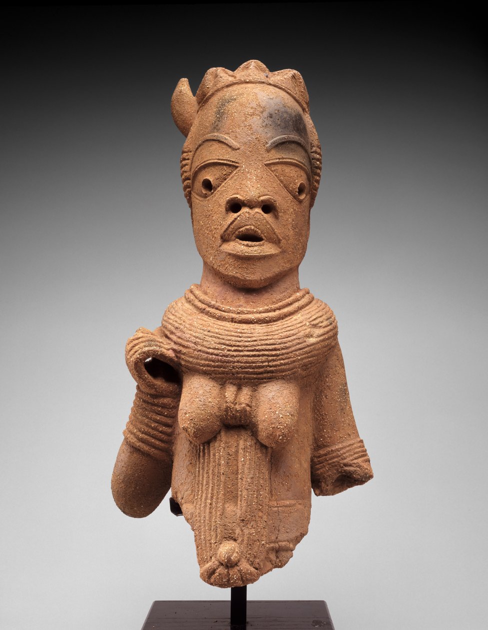 女性像の頭と胴体、ナイジェリア、ジョス高原地域、500 BC-AD 200（陶器） 作： ノック文化