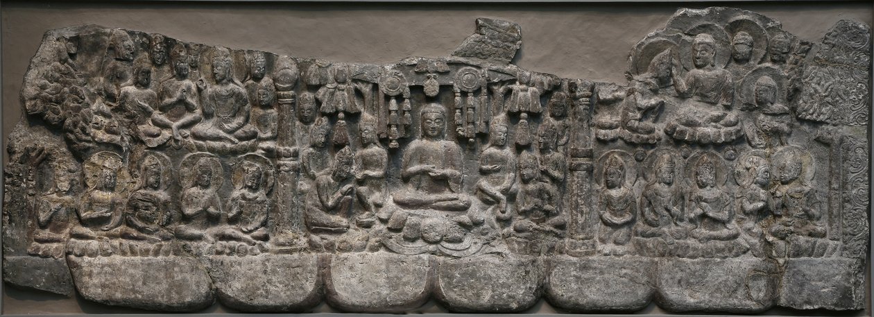 壁の彫刻：仏と菩薩の天国の集まり、河北省Handan、550-577（石灰岩、色素の痕跡） 作： 北気王朝中国学校