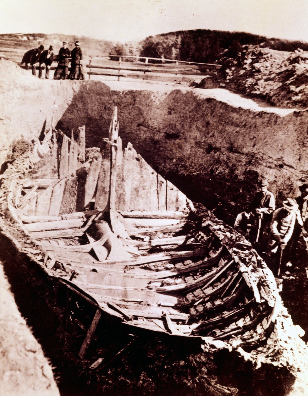 1880年に9世紀のノルウェーで発見されたバイキングのロングシップ「ゴクスタッド」の発掘調査 作： ノルウェーの写真家