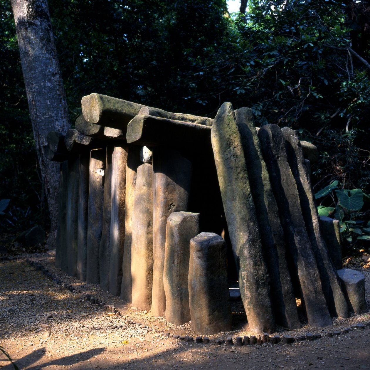 墓番号7、前古典期（玄武岩） 作： オルメカ