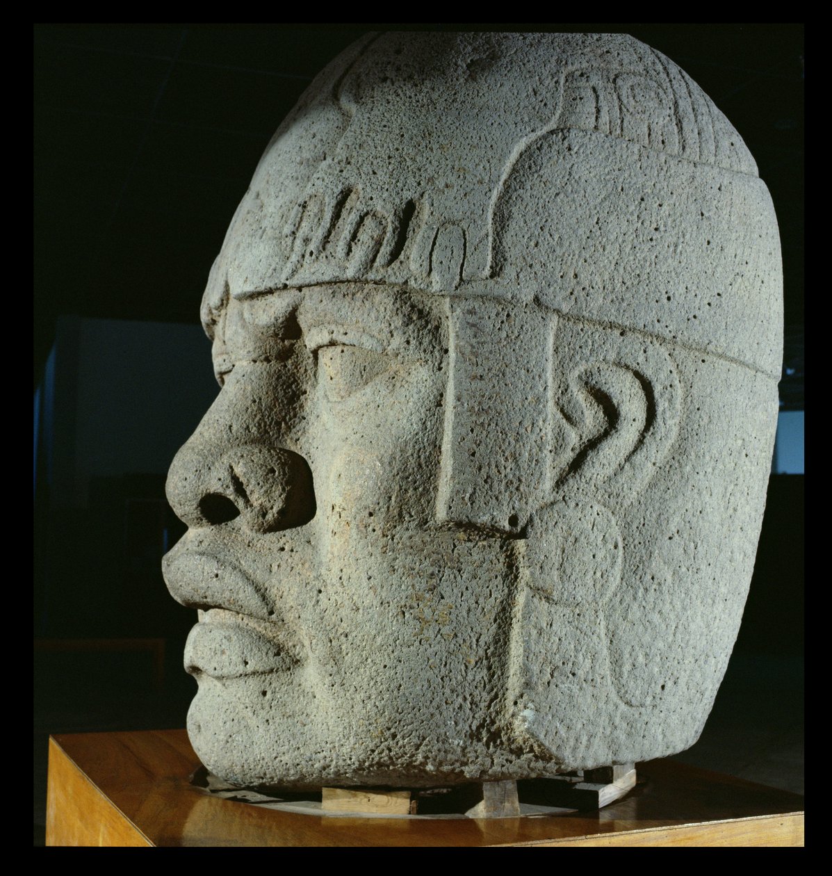 メキシコ、ベラクルス、サンロレンツォ出身の巨像4、古典派（玄武岩） 作： オルメカ