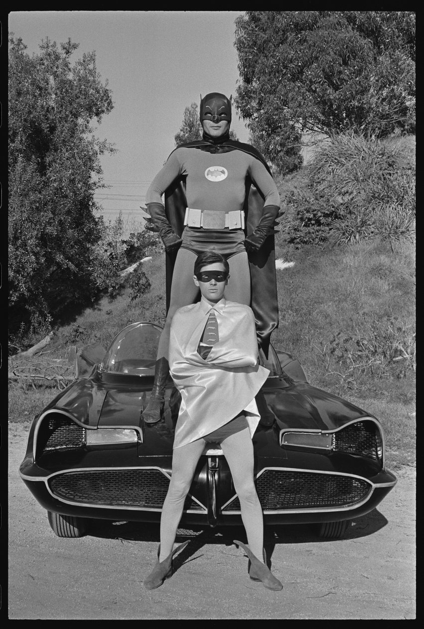 テレビシリーズ「バットマン」の撮影現場でのバットマンとロビン、バットモービル 作： オーランド・スエロ