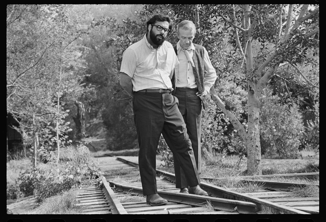 フランシス・フォード・コッポラとフレッド・アステア、「フィニアンの虹」の撮影現場にて（1968年）（モノクロ写真 作： オーランド・スエロ