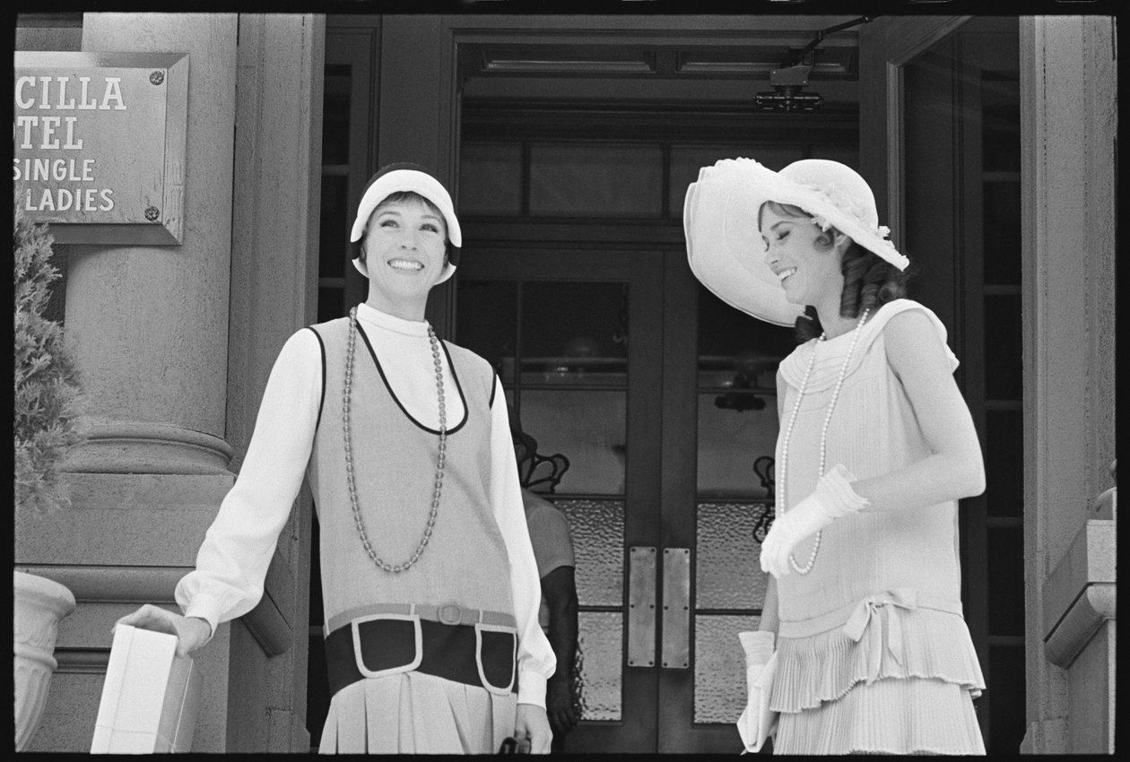 ジュリー・アンドリュースとメアリー・タイラー・ムーア、「Thoroughly Modern Millie」の撮影現場にて 作： オーランド・スエロ