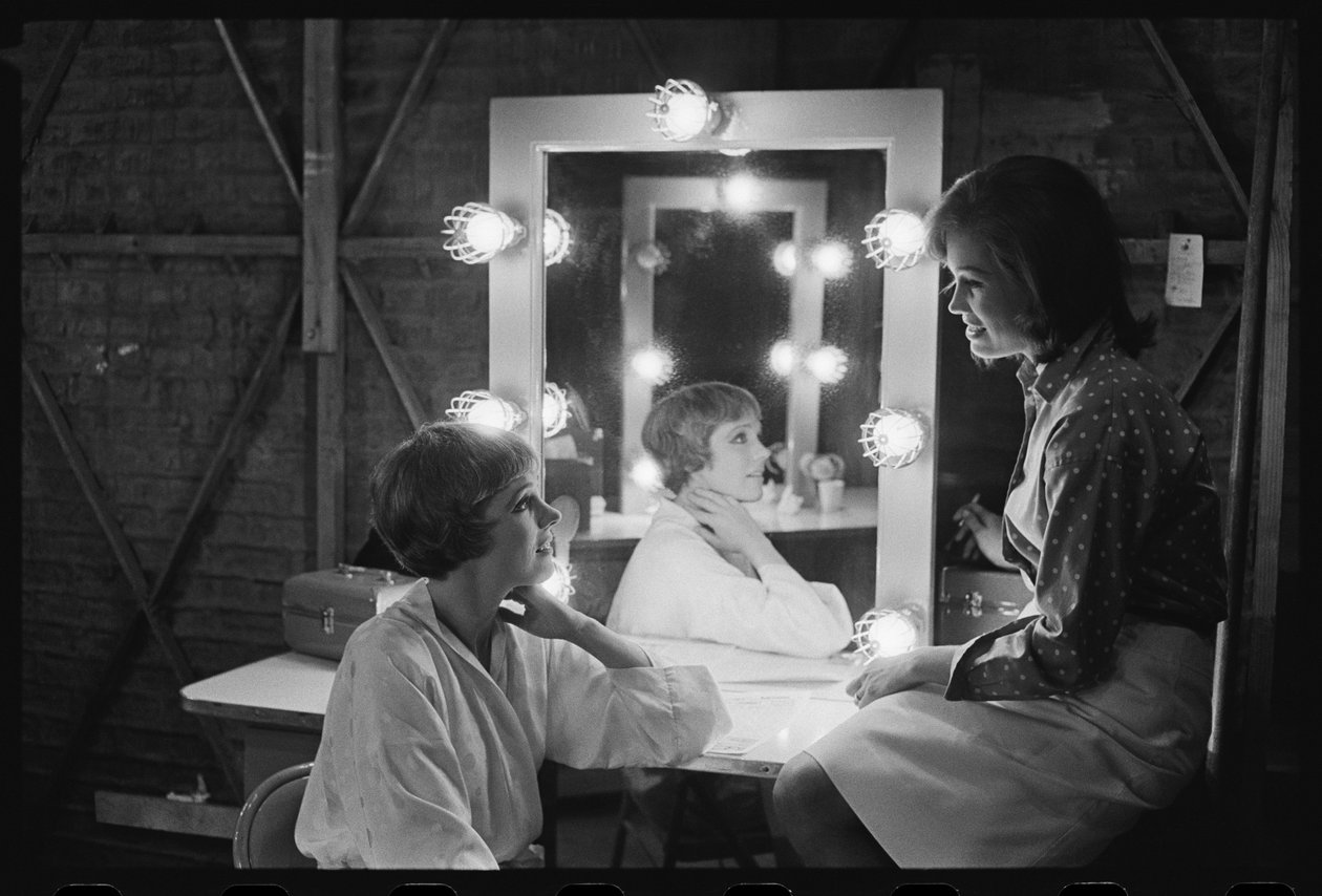 ジュリー・アンドリュースとメアリー・タイラー・ムーア、「Thoroughly Modern Millie」の撮影現場にて 作： オーランド・スエロ
