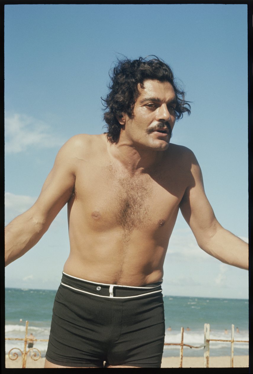ビーチでのOmar Sharif 作： オーランド・スエロ