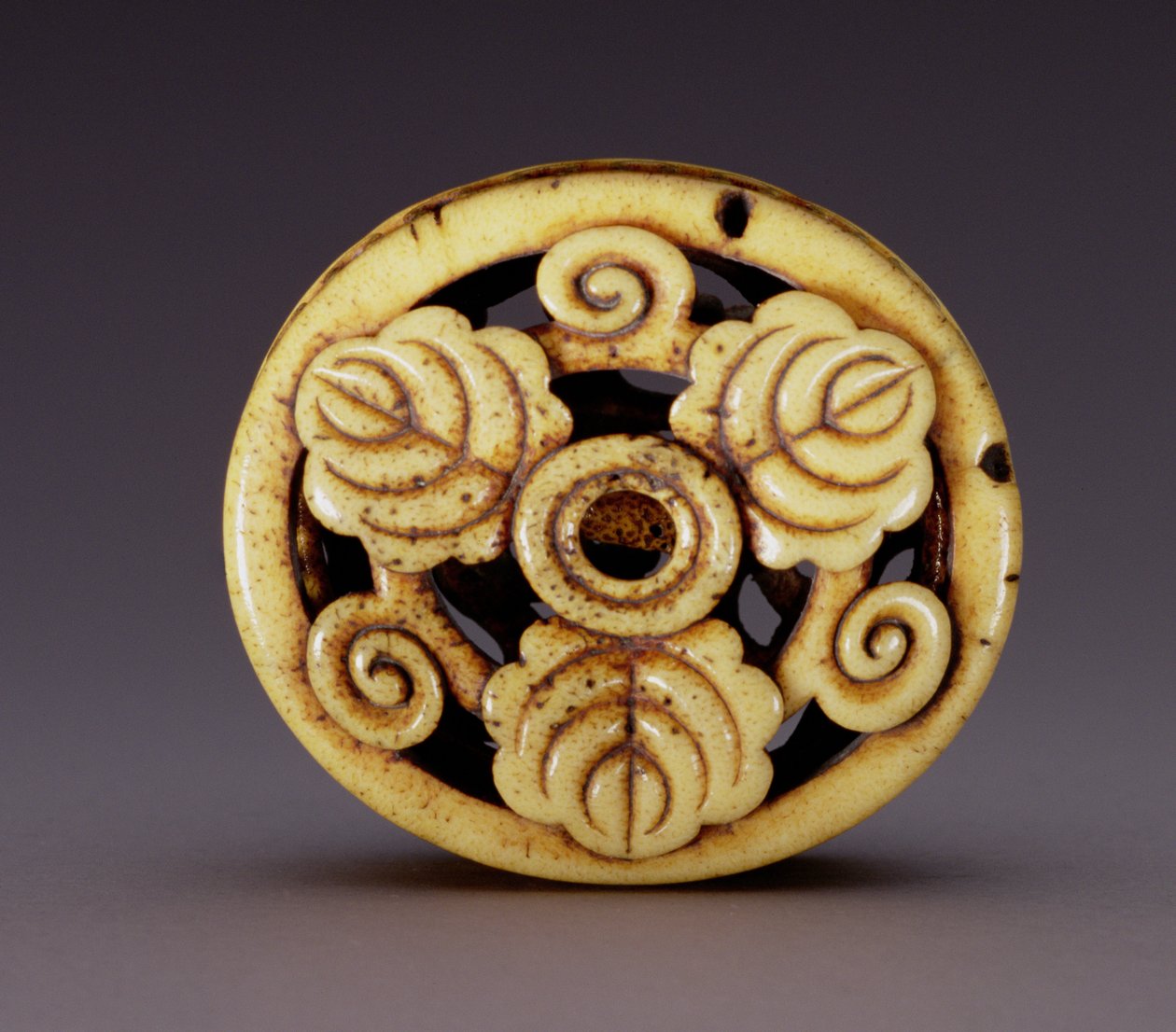 箱形の根付（hako）c.1870（stag-antler）（ふたについては195498を参照） 作： 尾崎国際