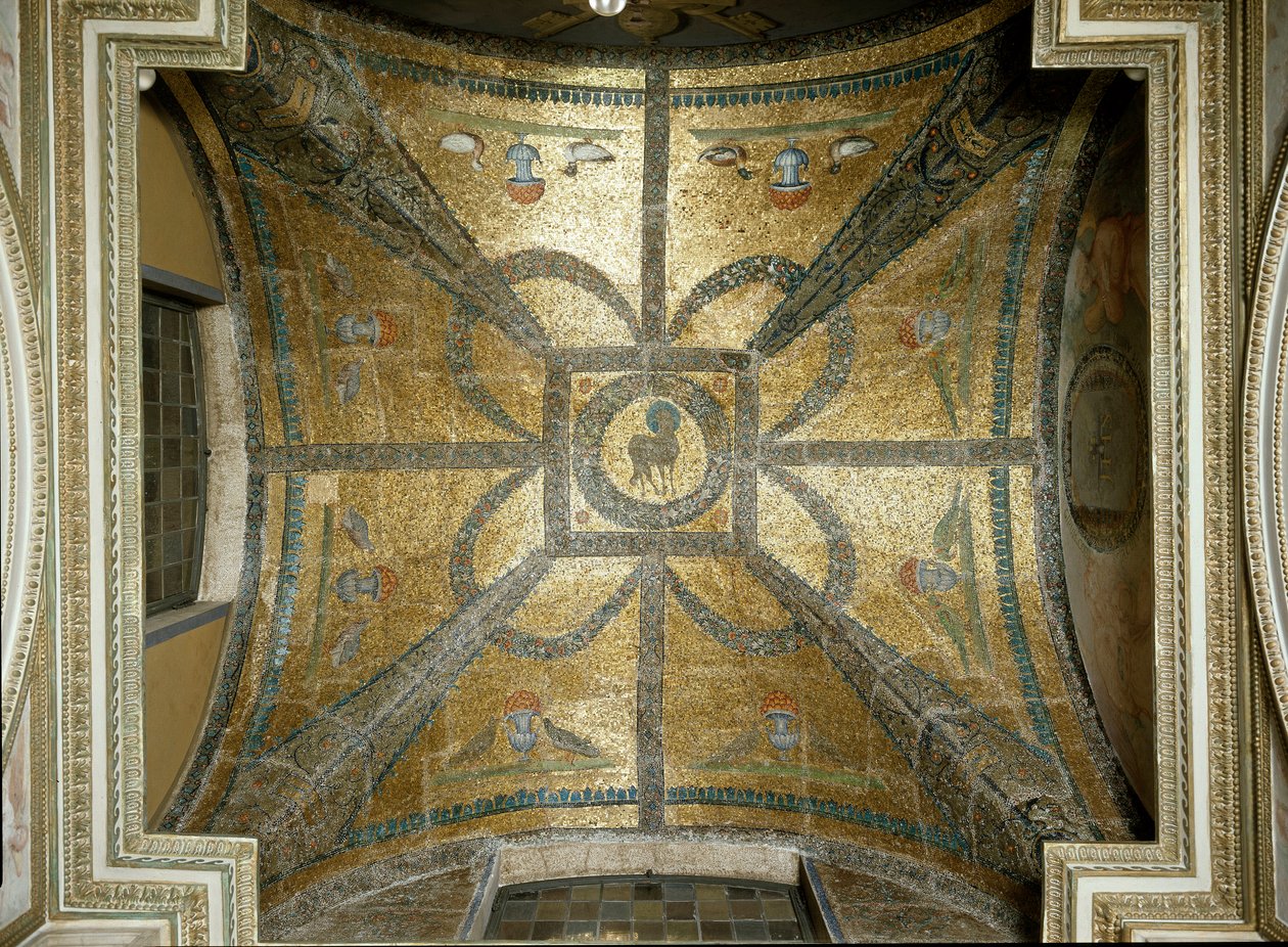 5世紀のモザイク画、中央には子羊が描かれている。440年頃に建設されたパレオクレチア時代のサンジョバンニ・イン・ラテラノの洗礼堂（battistero lateranense o san Giovanni in Fonte）内の福音書記者聖ヨハネ礼拝堂の丸天井。ローマ 作： パレオクリスチャン