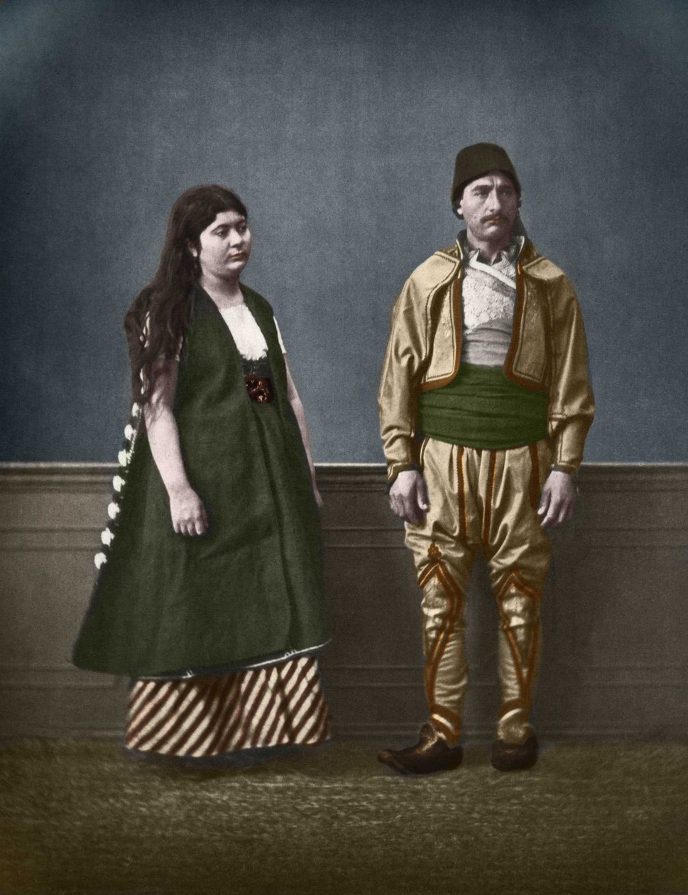 1890年頃のソフィア出身のブルガリア人女性とブルガリア人男性の肖像。パスカル・セバ（1838-1890）によるカラーライズ写真。 作： パスカルセバ
