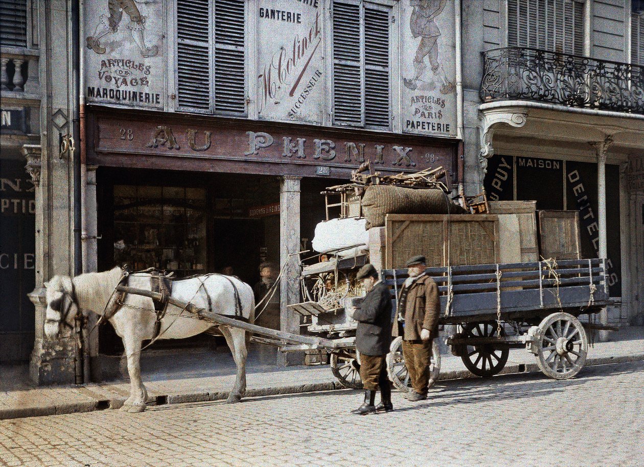 1917年5月4日、フランスのランスにある革製品店の前に、馬車に家具や私物が積まれています（オートクロム） 作： ポール・カステルナウ