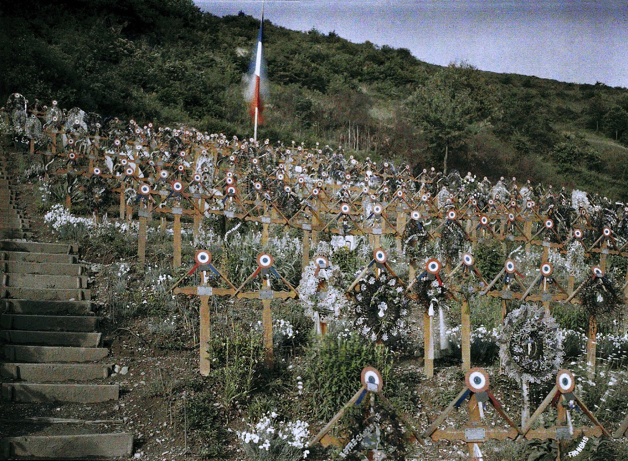 フランス、アルザス、モーシュの町の丘の中腹にある軍事墓地、1917年（オートクローム） 作： ポール・カステルナウ