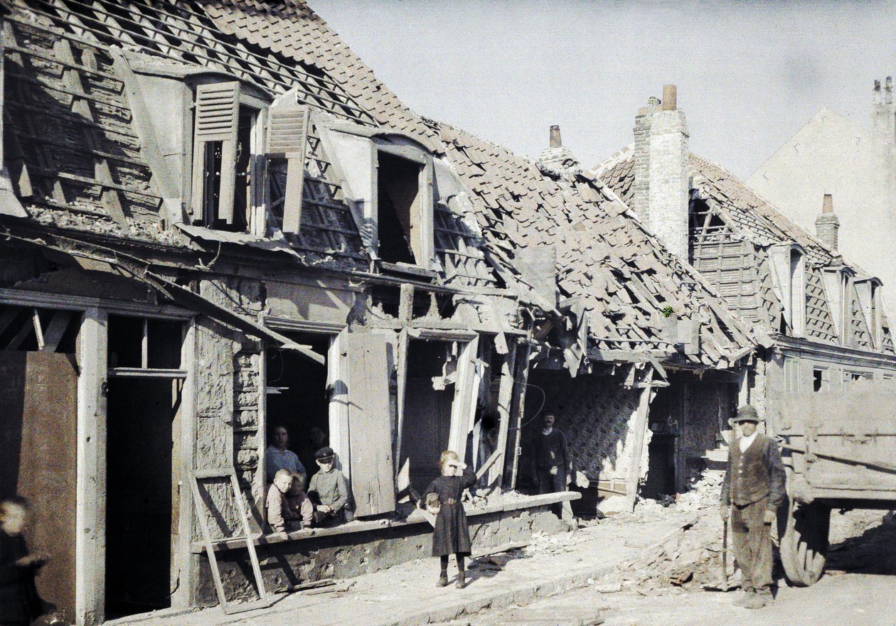 1917年9月11日、フランス、ノールパドカレ地域のダンケルク近くのローゼンダールの町で、9月10日と11日の爆撃後に損傷した建物（オートクロム） 作： ポール・カステルナウ