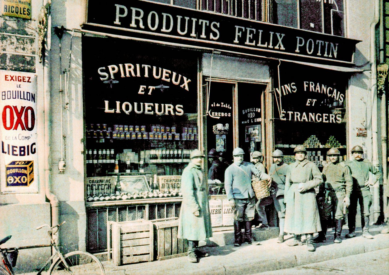1917年フランス、ランス、マルシェ広場の食料品店フェリックスポタンの前のフランスの兵士（オートクローム） 作： ポール・カステルナウ