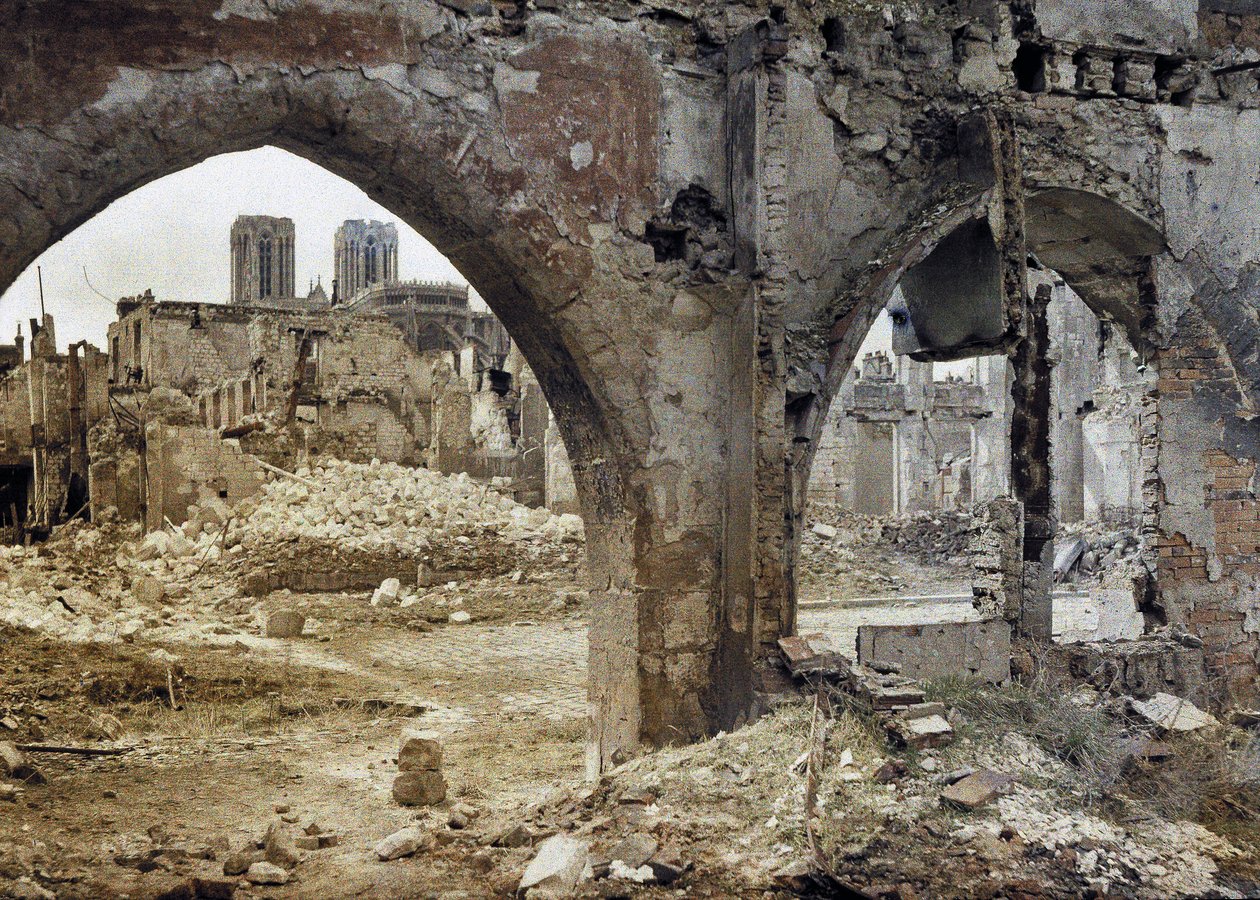 ノートルダムドランス大聖堂の塔は、1917年4月3日、フランスのダウンタウンの建物の破損した窓から見ることができます（オートクロム） 作： ポール・カステルナウ