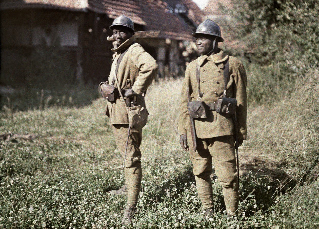1917年6月22日、フランス陸軍で歩兵として勤務する2人のセネガル兵士（オートクローム） 作： ポール・カステルナウ