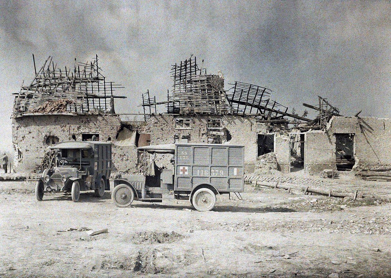 1917年9月17日、ベルギーの大砲で破壊された建物の前にある2台の救急車（オートクローム） 作： ポール・カステルナウ