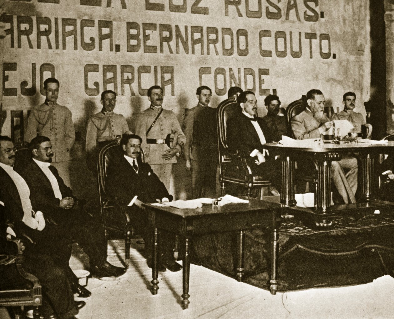 1917年12月、ケレタロ大会でのVenustiano Carranza 作： ポール・トンプソン