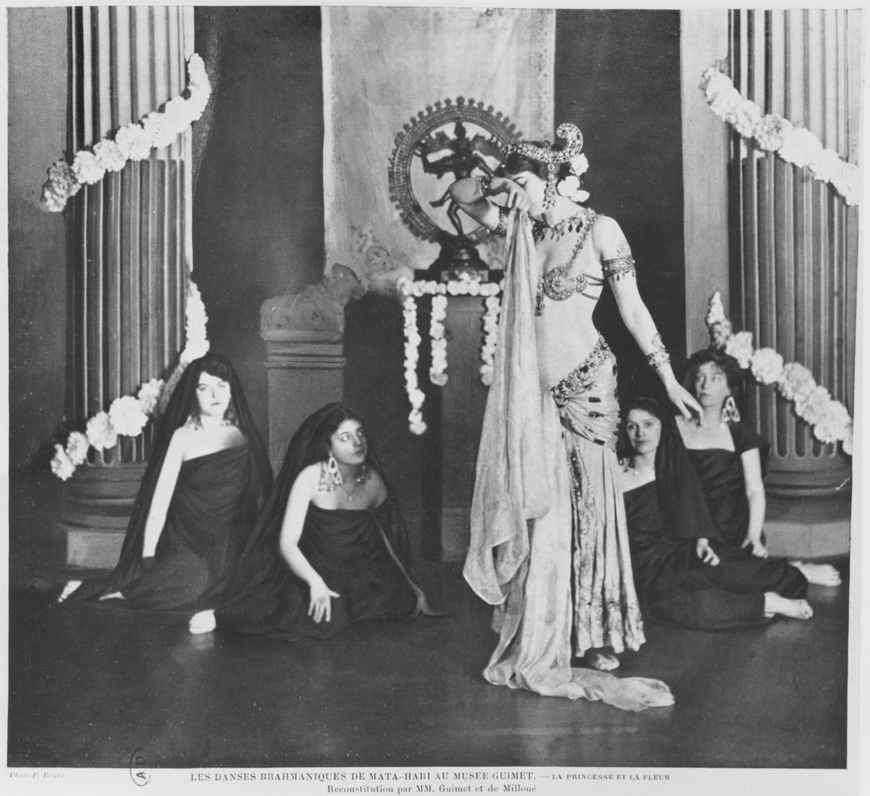1905年3月13日、パリのギメ美術館で演奏するマタハリ 作： ポール・ボイヤー