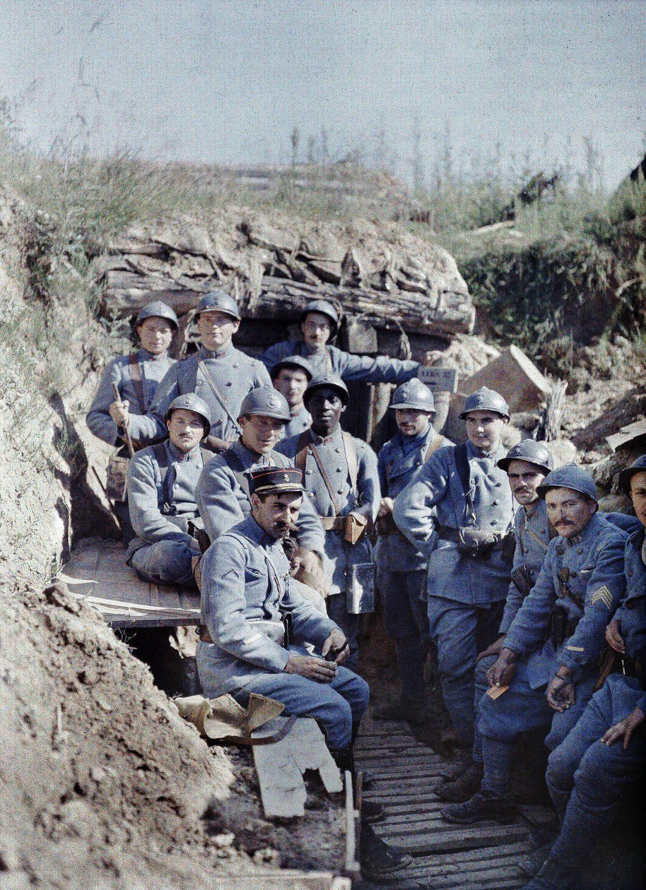 1917年6月16日、フランス、アルザス、オーラン県、ヒルツバッハ最前線の塹壕にいるフランス兵のグループ（オートクロム） 作： ポール・カステルナウ