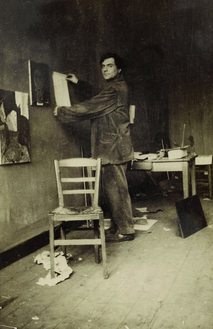アトリエでのアメデオ・モディリアーニ（1915年頃）（モノクロ写真 作： ポール・ギヨーム
